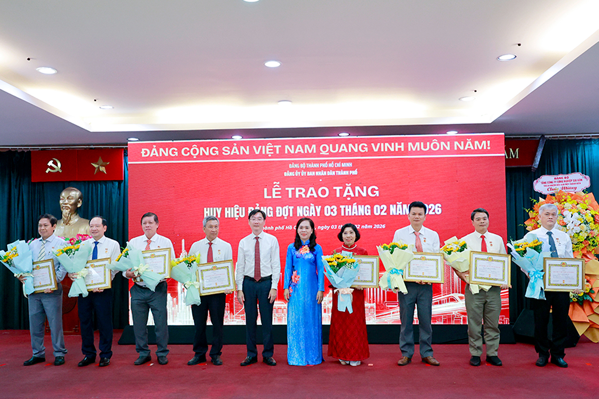 Đảng ủy Ủy ban Nhân dân Thành phố trao tặng Huy hiệu Đảng đợt 03/02