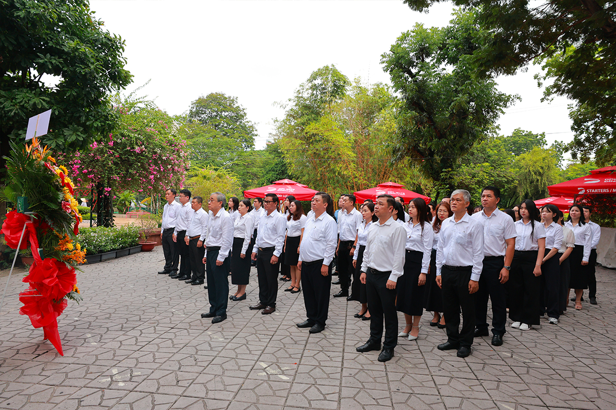 Đảng bộ HFIC trân trọng tri ân công lao to lớn của các anh hùng liệt sĩ tại công viên Lê Thị Riêng